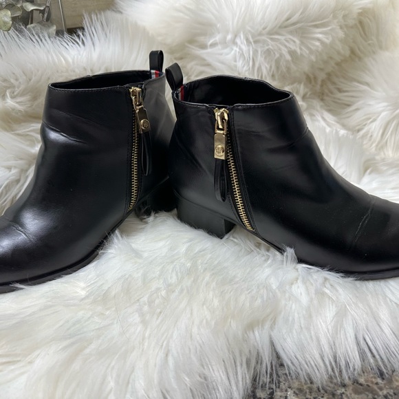 Tommy Hilfiger side zipper block heel booties - Picture 11 of 12